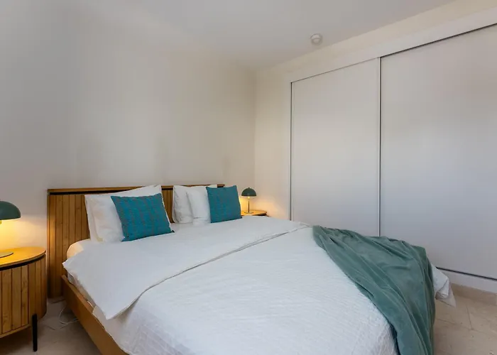 Stunning 3-bedroom Seaview Penthouse *
