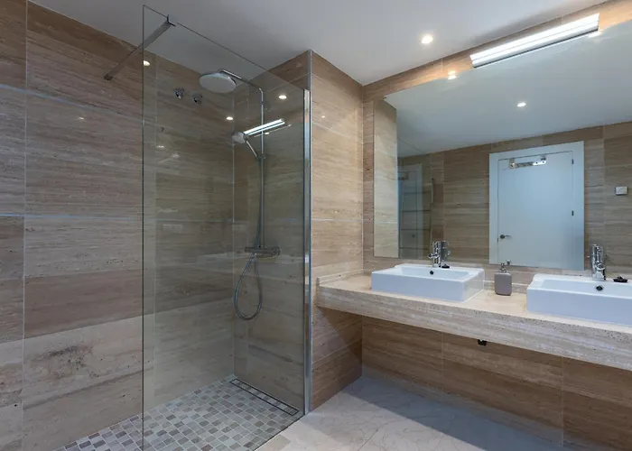Stunning 3-bedroom Seaview Penthouse Apartment *